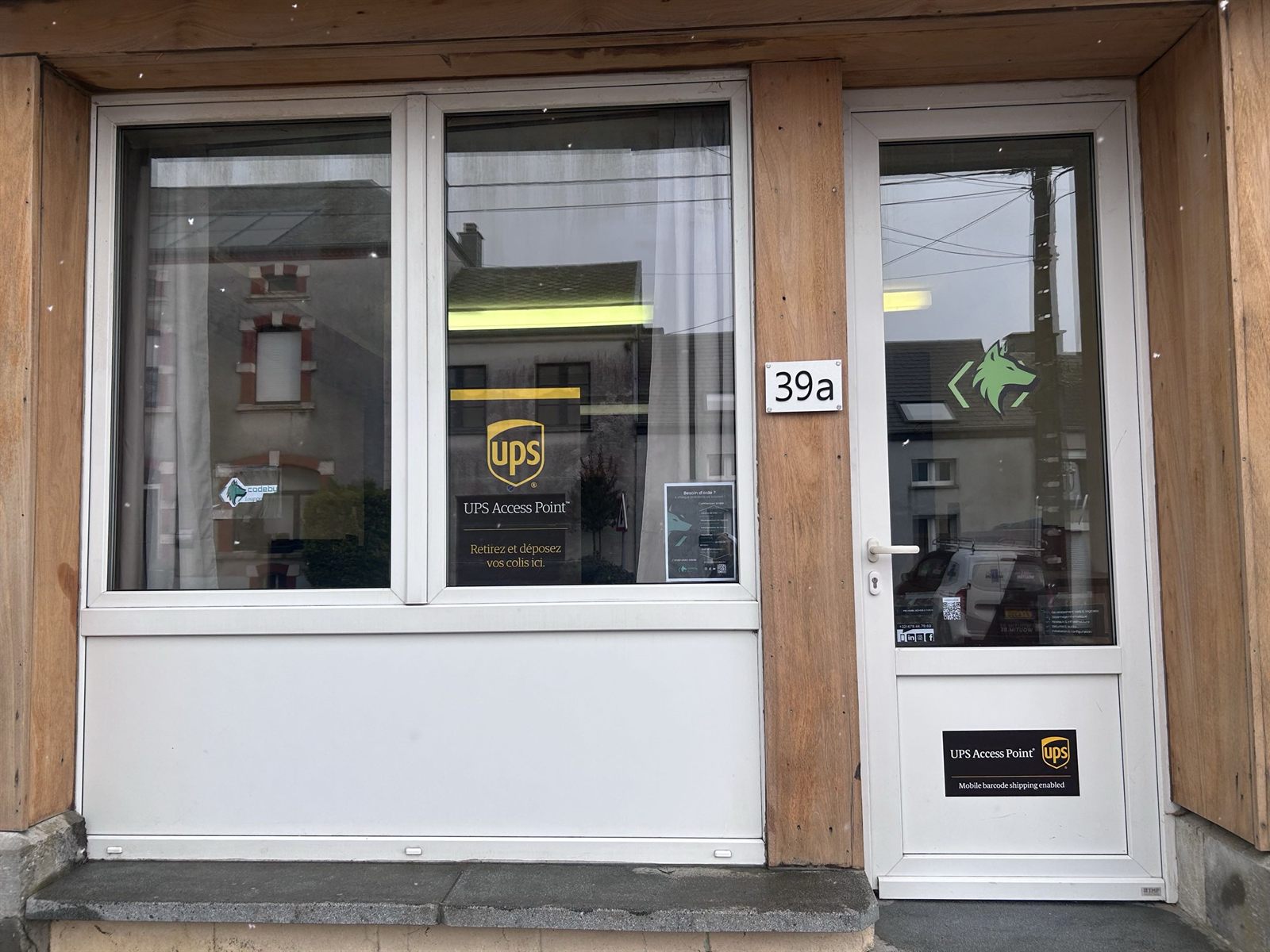 Devanture de codeby Louppe, point relais à Izel